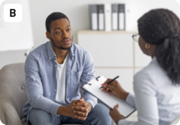 B. Fotografia de um homem sendo entrevistado por uma mulher. O homem está sentado em uma poltrona, usando camisa aberta sobre uma camiseta, e calça. Ele tem uma expressão séria, e suas mãos estão unidas, com os dedos entrelaçados. A mulher está de costas e segura uma prancheta, onde anota algo. Ao fundo, há uma estante com alguns fichários em cima.