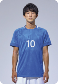 Fotografia de um jovem usando uma camisa de futebol azul, e bermuda.