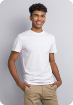 Fotografia de um jovem usando uma camiseta branca e calças claras.