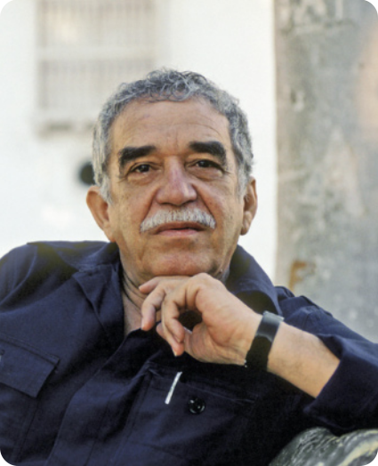 Fotografia de Gabriel García Márquez. Ele tem os cabelos e bigode grisalhos, e sobrancelhas grossas e pretas. Ele está com o queixo apoiado em uma das mãos, e está usando camisa de manga comprida e relógio de pulso.