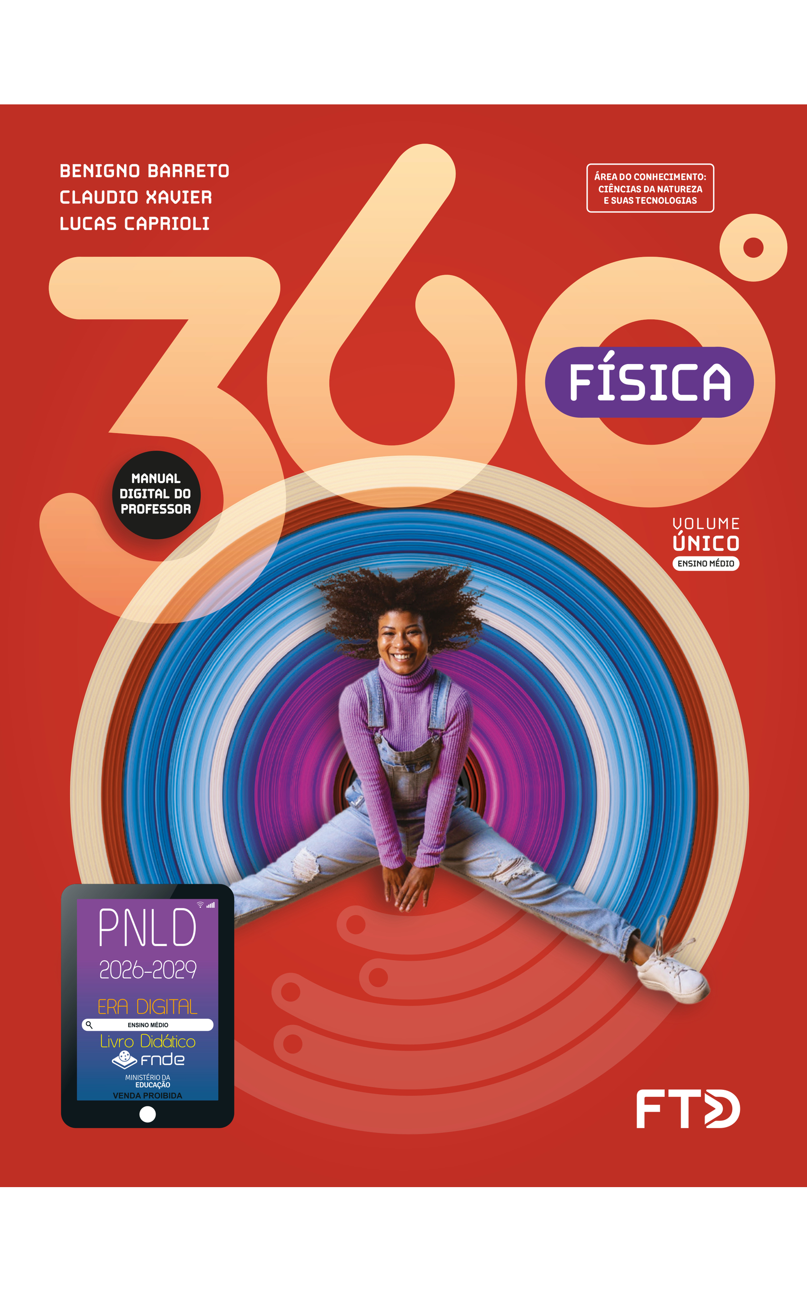 Capa do livro 360 graus. Física. Manual Digital do Professor. Área do Conhecimento: Ciências da Natureza e suas tecnologias. Volume Único. Ensino Médio. Benigno Barreto, Claudio Xavier e Lucas Caprioli. A imagem da capa mostra uma garota saltando com as pernas abertas lateralmente; ela está com os braços para baixo, esticados à frente do corpo, e as mãos juntas. A garota está sorrindo, é negra e tem os cabelos cacheados e castanhos na altura dos ombros. Os cabelos estão se movimentando para cima com o salto. Ela está vestida com uma jardineira jeans azul, uma blusa roxa de mangas longas e gola alta e tênis brancos. No fundo vermelho, há um elemento circular composto de um círculo escuro no centro e sucessivas listras de diferentes larguras e cores: vermelha, cor-de-rosa, roxa, preta, bege e em diferentes tons de azul. No canto inferior esquerdo, há o Selo PNLD 2026-2029, composto pela ilustração de um tablet com as seguintes informações: 'Era Digital. Ensino Médio. Livro Didático. FNDE. Ministério da Educação. Venda proibida'. Editora FTD.