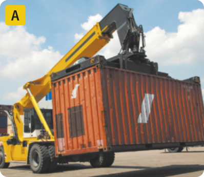 Fotografia de uma máquina empilhadeira levantando um container.
