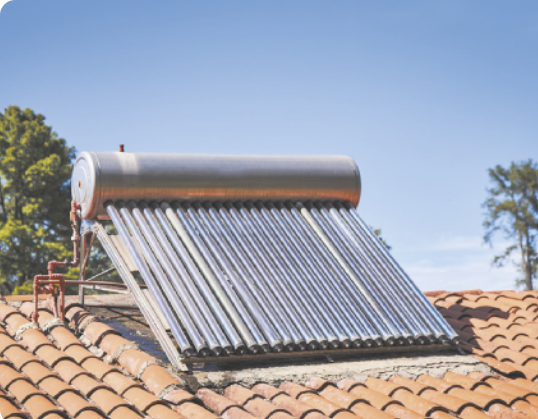 Fotografia de um aquecedor solar, em cima do telhado. Posicionado inclinado.