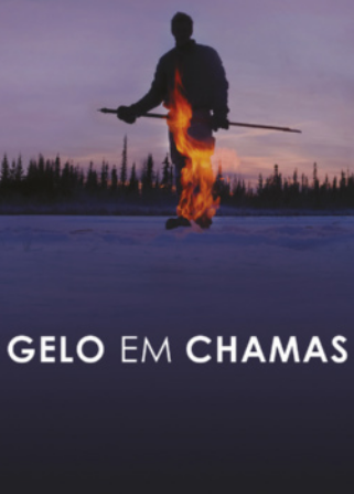 Capa do filme 'GELO EM CHAMAS'. Fotografia de um homem em chamas da cintura para baixo, esquiando na neve.