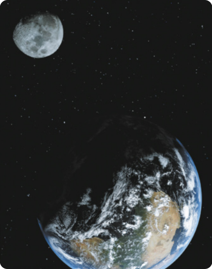 Fotografia do planeta Terra e da Lua, observadas do espaço. Na imagem, a Terra está com uma parte encoberta por sombras.