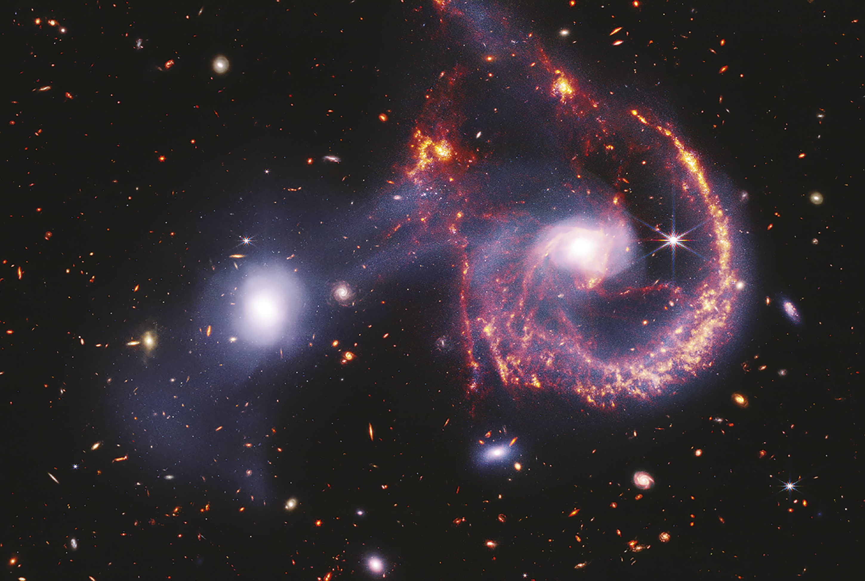 Fotografia colorida do espaço, com estrelas, constelações, galáxias e pontos luminosos.