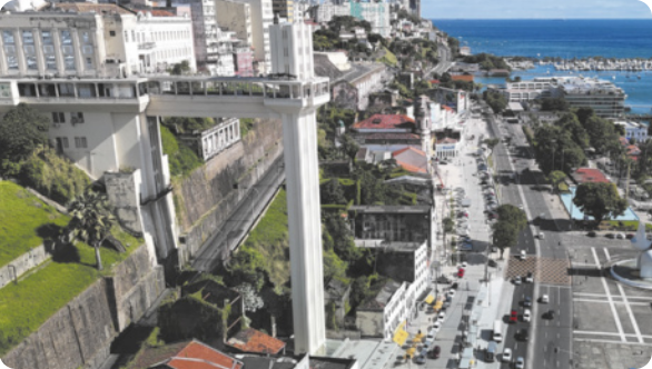 Fotografia do elevador Lacerda em Salvador. Ele é um elevador externo, que liga a cidade alta à cidade baixa.