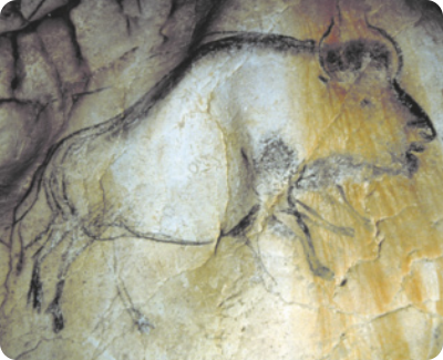 Fotografia de uma pintura feita numa caverna, ela representa um animal.