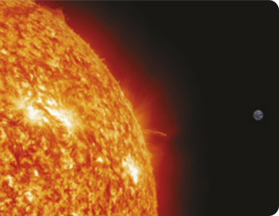 Representação realista de uma parte do Sol, visto do espaço com vários pontos iluminados. Na lateral direita da imagem, o planeta Terra é representado bem distante.