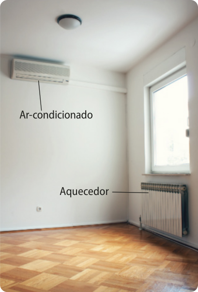 Fotografia de um quarto, com janela de vidro, logo abaixo um aquecedor. Na outra parede, junto ao teto, um ar condicionado.
