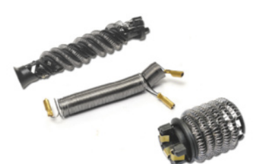Fotografia de três resistores, de diferentes tamanho e espessura. Eles são objetos de metal com fios enrolados em volta.
