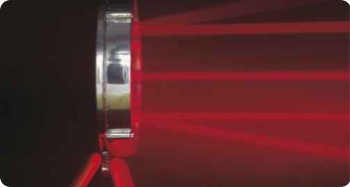 Imagem de um espelho convexo, em formato redondo, com moldura de metal. Do espelho saem raios de luz vermelha horizontais, paralelos ao feixe central.