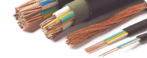 Fotografia de vários fios elétricos, de várias espessuras, enfileirados, do mais espesso á esquerda, para o menos espesso á direita. Os fios estão desencapados nas pontas.