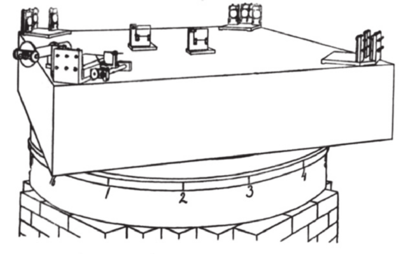 Ilustração em preto e branco de um interferômetro utilizado no experimento de Michelson e Morley. O equipamento tem formato retangular e está posicionado sobre uma base circular com marcações numéricas. Sobre o retângulo, há espelhos e dispositivos ópticos visíveis nas extremidades.
