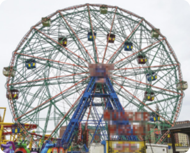 Fotografia de uma roda gigante em um parque.