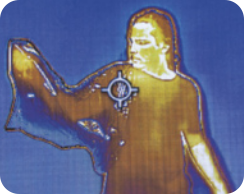 Imagem térmica de uma pessoa. A imagem é formada por luzes de várias intensidades, contornando o formato do corpo. As luzes mais claras estão no contorno do rosto.