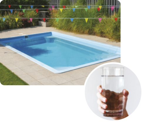 Fotografia de uma piscina retangular, cheia de água. Em destaque uma imagem de uma mão de uma pessoa , segurando um copo cheio de água. A imagem está sobreposta na fotografia dentro de um círculo.