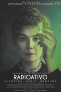 Capa do filme 'RADIOATIVO'. Na imagem, uma mulher segura um pequeno tubo, na altura dos olhos, com sua mão esquerda. A cor da imagem é esverdeada.