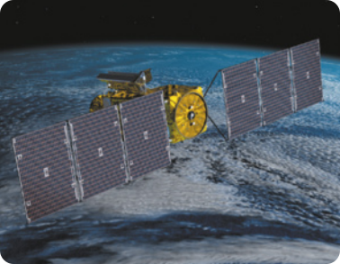 Fotografia do satélite SWOT que orbita a Terra, no espaço. O satélite é um objeto cilíndrico de metal, com várias placas nas laterais.