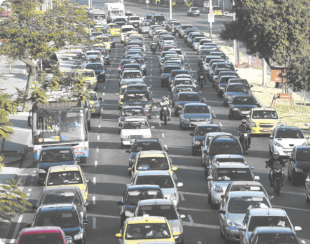 Fotografia de uma rua repleta de veículos.