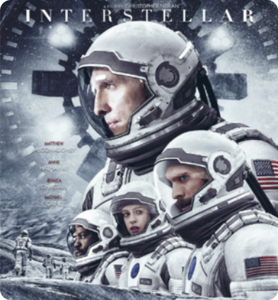 Capa do filme 'INTERESTELAR'. Imagem de um astronauta ao centro, em destaque, com capacete, translúcido na parte do rosto. Na imagem mais três astronautas, com o mesmo tipo de capacete e trajes espaciais.