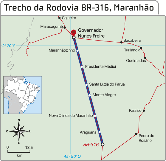 Mapa 'Trecho da Rodovia BR-316, Maranhão'. O mapa mostra a área compreendida entre as cidades de Cajueiro e Araguanã, abrangendo também regiões ao redor. Há uma rosa dos ventos, linhas latitudinal e longitudinal e uma escala cartográfica de um centímetro no mapa para 18,5 quilômetros na realidade. Um trajeto em destaque mostra uma linha retilínea na BR-316, entre as cidades de Governador Nunes Freire e Araguanã, passando por Maranhãozinho, Presidente Médici, Santa Luzia do Paruá, Monte Alegre e Nova Olinda do Maranhão.