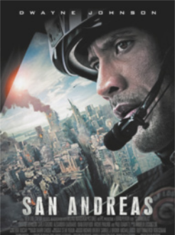 Capa do filme 'TERREMOTO' 'A falha de Andreas'. Imagem de um homem, dentro de um helicóptero, ele usa capacete com microfone. Ao fundo a imagem de uma cidade que sofreu um terremoto, com uma falha aberta no chão e fogo saindo de um edifício.