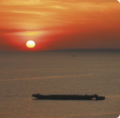 Fotografia de um pôr do Sol, em cima de um rio.