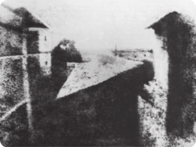 Fotografia em preto e branco desfocada, sendo o primeiro registro direto de imagem feito por Niépce.