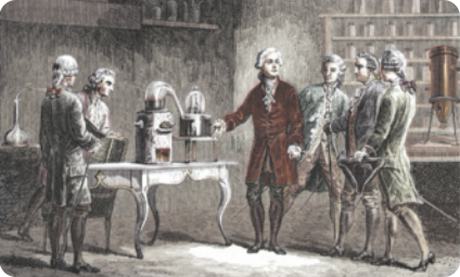 Ilustração que representa o químico francês 'LAVOISIER'. Na imagem aparecem homens em volta de um equipamento. Os homens estão em um laboratório e usam roupa de outra época.