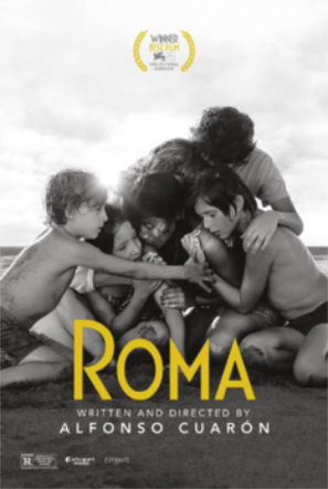 Cartaz de filme. Em destaque, há a fotografia em preto e branco de várias pessoas abraçadas, sentadas no chão. Na parte inferior do cartaz há o título 'ROMA' em letras amarelas.