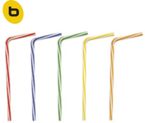 B. Fotografia de canudos plásticos de várias cores, enfileirados lado a lado.