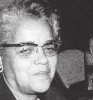 Fotografia em preto e branco de Dorothy Vaughan. Ela é uma mulher negra de óculos, com cabelos curtos e grisalhos.