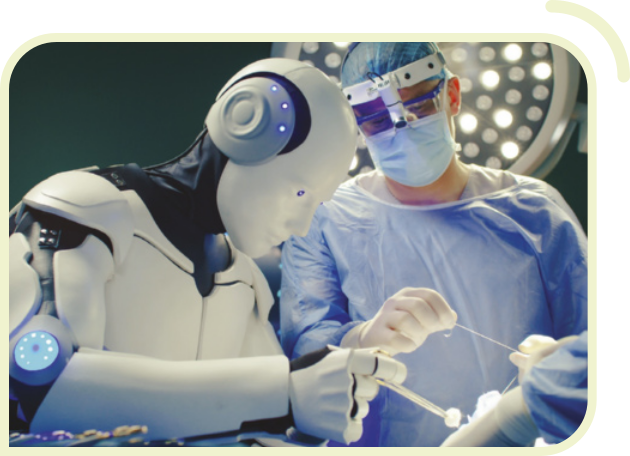 Fotografia de um robô androide e de um médico em uma sala de cirurgia, realizando uma operação. O médico está esticando uma linha e usa touca, luvas, máscara facial e avental de proteção, além de óculos com lente de aumento. O robô está segurando um instrumento cirúrgico.