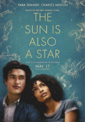 Cartaz de filme. Há um homem e uma mulher próximos um do outro. O fundo é azul com desenhos de constelações. Na parte superior está escrito o título do filme: 'THE SUN IS ALSO A STAR'.