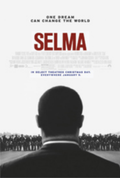 Cartaz de filme. No primeiro plano aparece um homem visto de costas, vestindo um terno escuro. À frente dele há uma multidão. No topo, em letras grandes, está escrito o título 'Selma' em vermelho. Acima do título lê-se a frase: 'One dream can change the world. '.