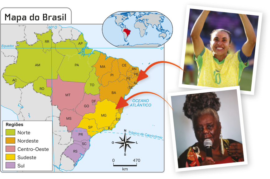 Composição de imagens. À esquerda, há um mapa do Brasil dividido por estados, com as cinco regiões destacadas em diferentes tons de cor. No canto inferior esquerdo do mapa, há uma rosa dos ventos e uma escala cartográfica de 0 a 470 km. À direita do mapa, estão duas fotografias, cada uma com uma seta apontando para um estado específico. A fotografia superior mostra Marta Vieira da Silva, sorrindo com os braços erguidos, vestindo uniforme da seleção brasileira de futebol; uma seta sai dessa imagem e aponta para o estado de Alagoas. A fotografia inferior mostra Conceição Evaristo, falando ao microfone; dessa imagem parte uma seta que aponta para o estado de Minas Gerais.