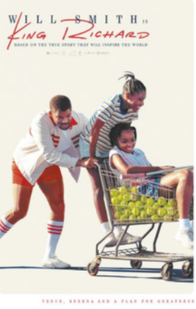 Cartaz do filme 'King Richard', com o nome 'Will Smith' em destaque na parte superior. No centro da imagem, um homem empurra um carrinho de supermercado cheio de bolas de tênis. Há duas meninas no carrinho: uma está em pé, na parte de trás, e a outra está sentada dentro do carrinho, em cima das bolas de tênis. O homem está correndo e as meninas estão sorrindo. O fundo do cartaz é claro.