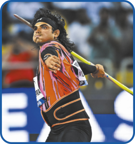 Fotografia de Neeraj Chopra lançando um dardo. Ele é pardo, tem cabelos lisos na altura dos ombros, usa roupa esportiva e um cinturão de compressão.
