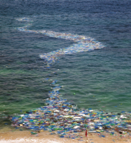 Pintura representando um mar poluído. Na superfície da água, estende-se uma faixa de resíduos que forma um caminho tortuoso, com maior concentração nas proximidades da costa.