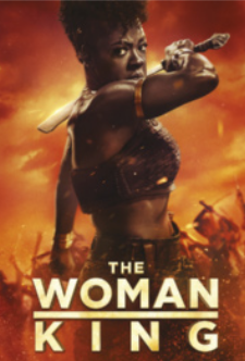 Cartaz de filme. Há uma mulher guerreira segurando uma espada. Ela usa um top e tem cabelos curtos e crespos. O fundo é em tons de laranja e vermelho. Na parte inferior do cartaz, está escrito em destaque o título: 'THE WOMAN KING'.