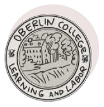 Ilustração. Selo redondo, em preto e branco, com a inscrição 'Oberlin College' na parte superior e 'Learning and Labor' na parte inferior. No centro, há o desenho de um edifício cercado por árvores. Ao fundo, há um círculo em tom claro.