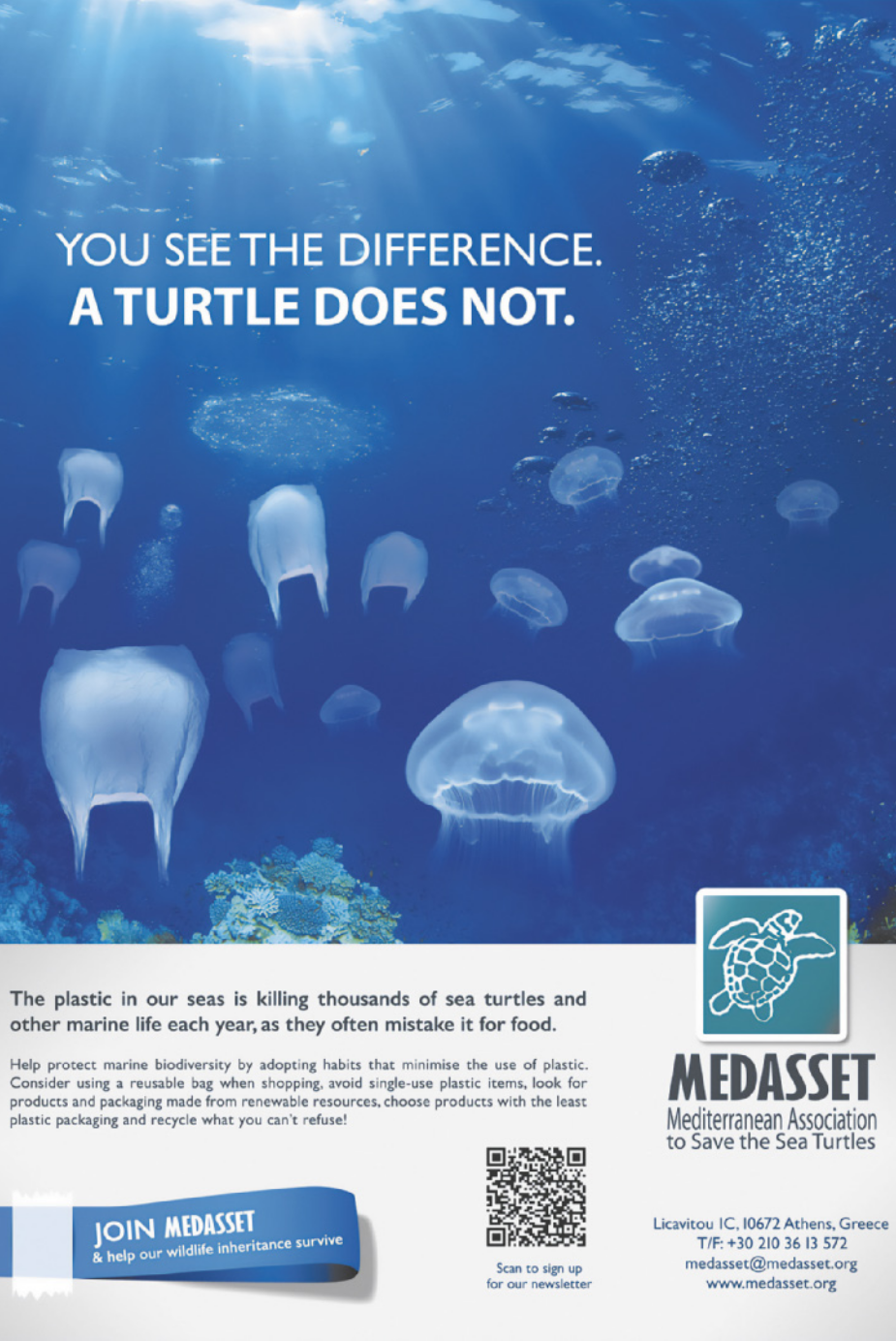 Cartaz com a frase: 'You see the difference. A turtle does not.' Em destaque, a fotografia do fundo do mar mostra, à direita, várias águas-vivas e, à esquerda, sacolas plásticas flutuando, semelhantes aos animais. Abaixo da imagem, há um pequeno texto com o título: 'The plastic in our seas is killing thousands of sea turtles and other marine life each year, as they often mistake it for food.', e ao lado, está o logotipo da MEDASSET - Mediterranean Association to Save the Sea Turtles, com a imagem de uma tartaruga.
