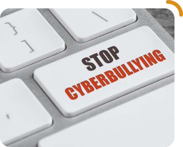 Fotografia de uma tecla de notebook, onde está escrito 'STOP cyberbullying', em letras pretas e vermelhas.