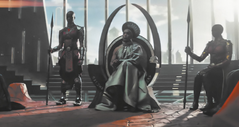 Fotografia do filme 'Wakanda Forever'. Imagem de uma rainha sentada em um trono, com vestes longas. Ao lado dela, estão dois guerreiros de pé, segurando lanças. Ao fundo, há uma estrutura composta por grandes painéis verticais de vidro.