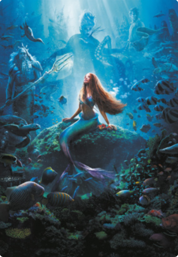 Imagem de capa da animação 'The Little Mermaid', mostrando uma sereia, ruiva de cabelos longos, sentada em uma rocha no fundo do mar, olhando em direção à superfície, de onde um feixe de luz a ilumina. Ao redor dela, há muitos peixes coloridos de diferentes espécies e uma tartaruga-marinha. Atrás, aparecem espectros de um rei, uma bruxa com tentáculos e um homem.
