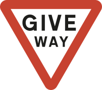 Imagem de uma placa de trânsito em formato de triângulo com a ponta para baixo. A borda é vermelha e o fundo é branco. No centro, está escrito em letras pretas: 'GIVE WAY'.