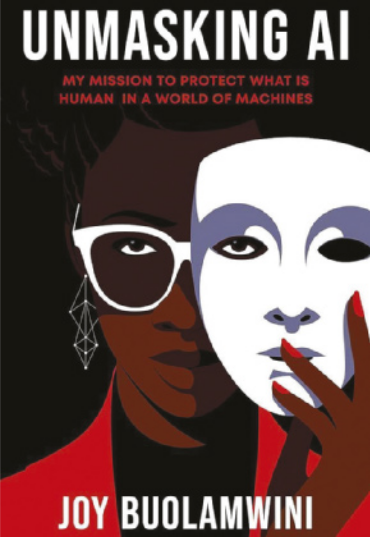 Capa do livro Unmasking AI. Sobre um fundo preto, há a ilustração do rosto de uma mulher negra com expressão séria. Ela usa óculos, camisa preta e casaco vermelho. Com uma das mãos, segura uma máscara branca próxima ao rosto, cobrindo metade dele. O olho esquerdo da mulher aparece enquadrado no orifício direito da máscara.