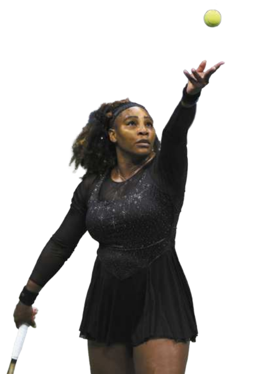 Fotografia de Serena Williams, uma mulher negra com cabelos crespos na altura dos ombros, usando uma faixa na cabeça e um vestido curto. Ela lança uma bola de tênis para o alto com uma das mãos, observando atentamente sua trajetória, enquanto segura uma raquete com a outra, mantida esticada para baixo.