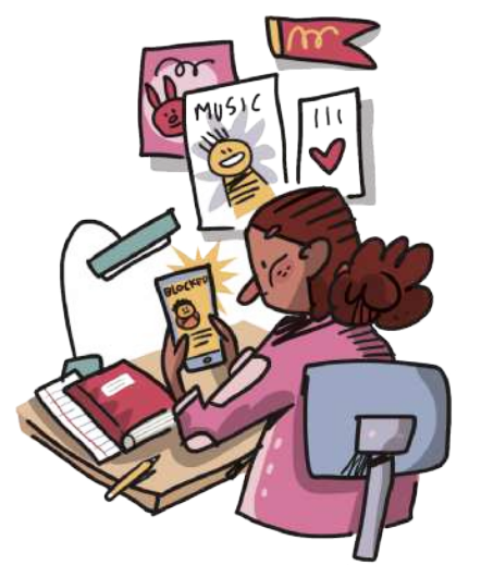 Ilustração de uma jovem de cabelos compridos e presos, sentada em uma escrivaninha, mexendo no celular. Sobre a escrivaninha, há um livro sobre uma folha de papel, um lápis e uma luminária. Há cartazes colados na parede ao fundo.